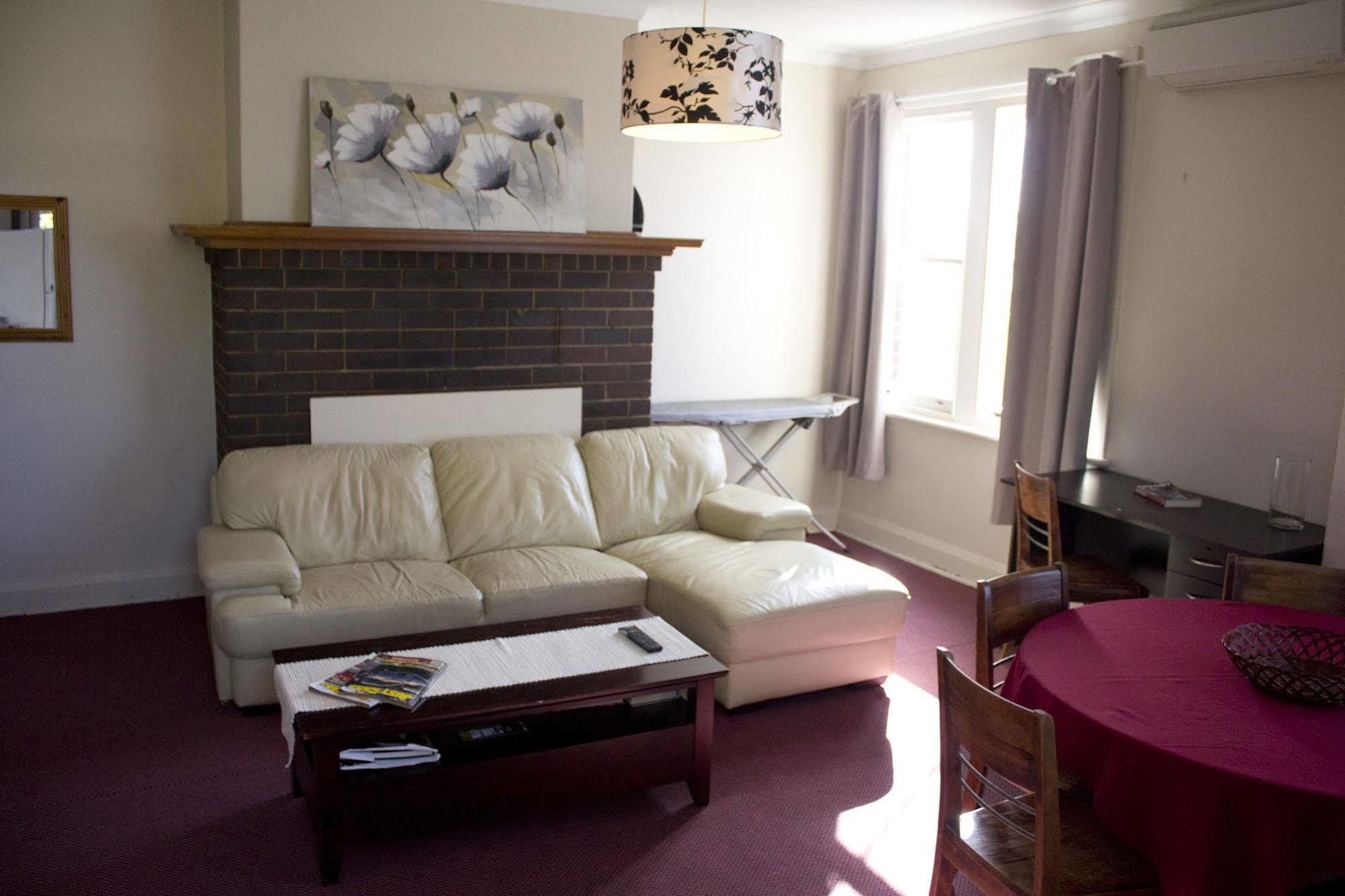 Court House Hotel Boorowa ภายนอก รูปภาพ